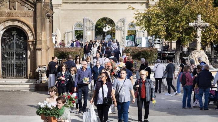 Todos los Santos: visita al cementerio y baños de sol y mar en pleno otoño