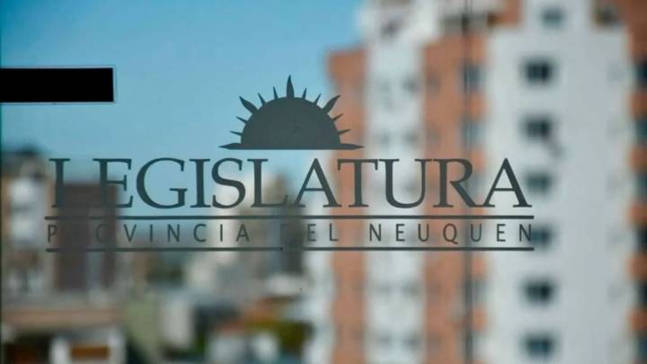 Una diputada de Neuquén consideró que es "una vergüenza" que solo esté previsto construir menos de 2 mil viviendas