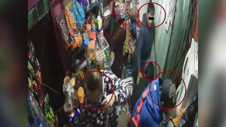 Captan a presunta familia saqueando tienda en Tehuacán; habrían participado menores