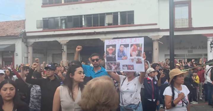 Marchan en Uruapan para exigir alto a la violencia y justicia por Carlos Manzo