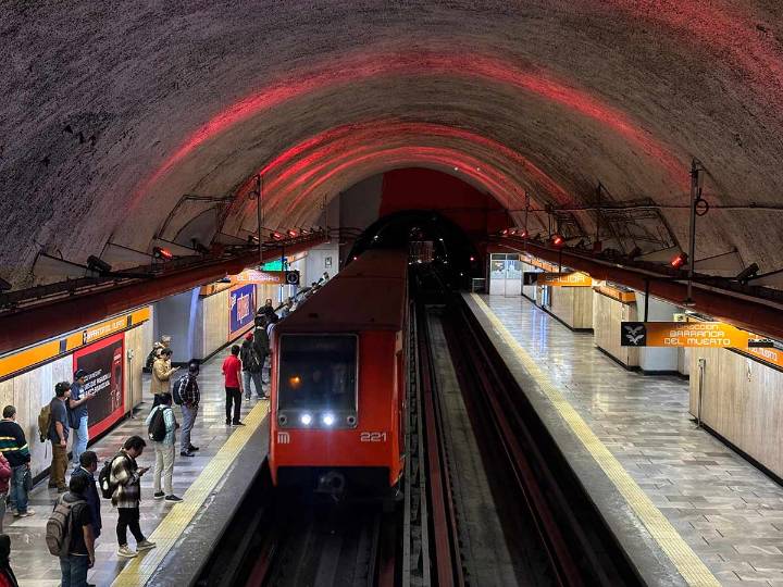 25N: Iluminan de naranja el Metro CDMX