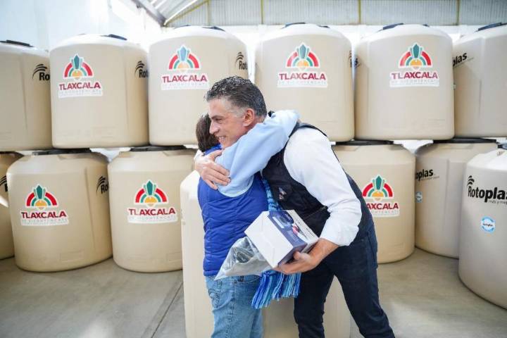 Tlaxcala entrega 300 tinacos y desata ola de apoyo para familias vulnerables