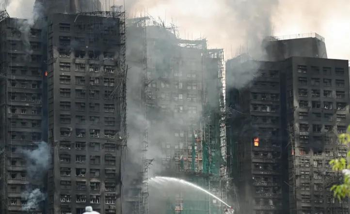 Tragedia en Hong Kong: ascienden a 55 los muertos por el voraz incendio en un complejo de torres