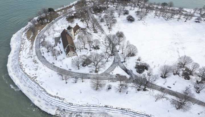 First major winter storm could bring 10 inches of snow across Chicago overnight