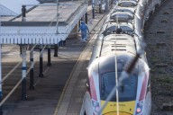 Dos jóvenes británicos con puñales causan una noche de terror en un tren a Londres