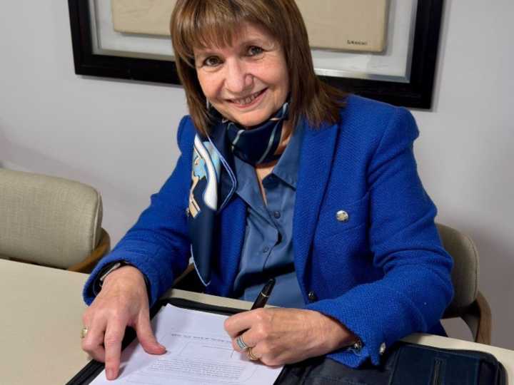 Patricia Bullrich se juntó con los radicales en medio de la pelea por Villaverde y la presión de los K