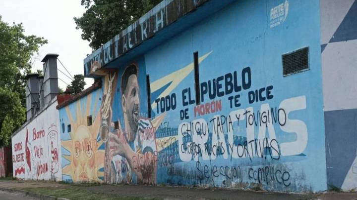 Los desmanejos arbitrales lastiman al fútbol: aparecieron pintadas contra la AFA