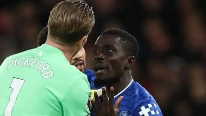 Escándalo en Premier League: Gana Gueye agredió a su compañero del Everton y fue expulsado en partido con Manchester United