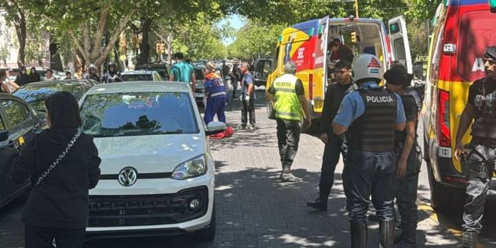 Tragedia en Mendoza: un auto arrolló a dos menores de edad y mató a uno de ellos