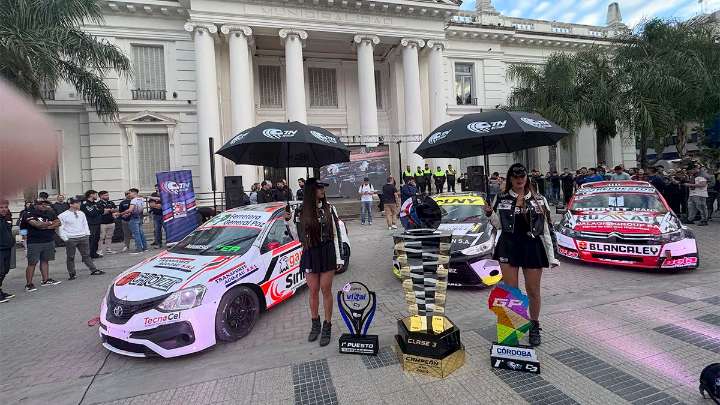El TN-Apat transitó por las calles de Río Cuarto y se presentó en la explanada municipal