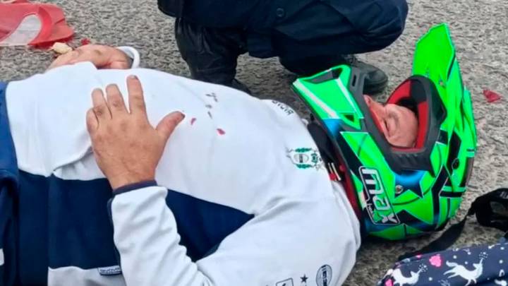 Video: el jefe de la barrabrava de Gimnasia se estrelló contra un auto andando en moto