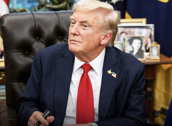 Trump asegura haber firmado la ley para revelar los archivos de Epstein