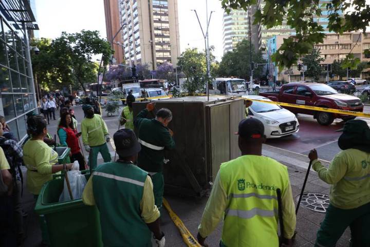 Bus arrasó con semáforo, poste de cámaras y un kiosco en Providencia: chofer argumentó que “me puse a toser”
