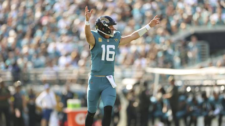 Jags extend lead to 21-6, Justin Herbert returns to game