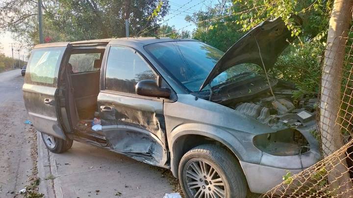'Viernes negro' para conductora en la colonia Primavera; le destrozan su Voyager
