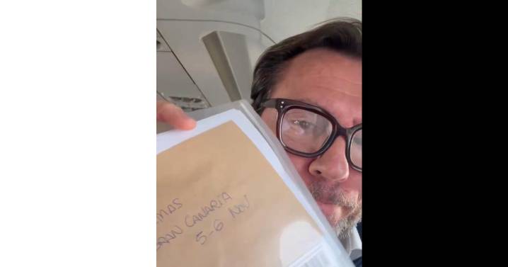 Sindicatos policiales se enervan con el ministro Puente tras exhibir éste sobres de dinero en efectivo