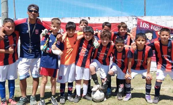 Estudiantes festeja por anticipado el título por institución de LISFI