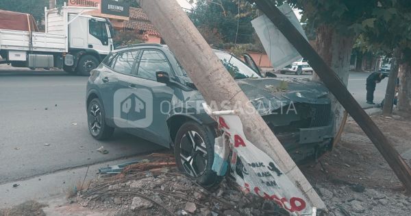 [URGENTE] Salteño se habría dormido y terminó chocando dos postes en Ruta 68