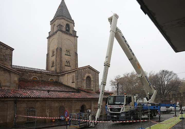 La torre de la iglesia de San Pedro, en Gijón, se somete a examen para su rehabilitación