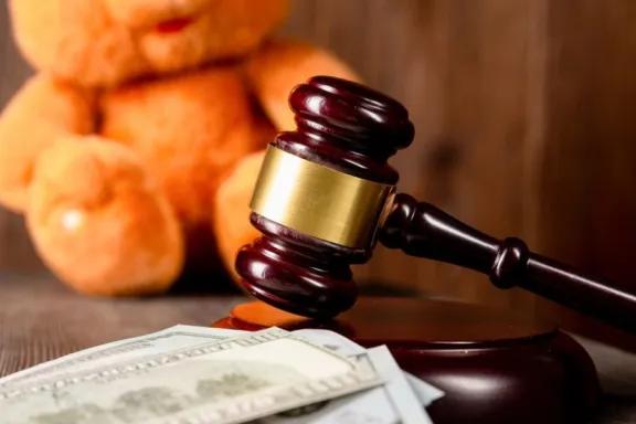 Una jueza ordenó que un padre pague la cuota alimentaria completa porque la madre está desempleada