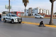 Intenta motociclista rebasar, choca y termina en el pavimento en Saltillo