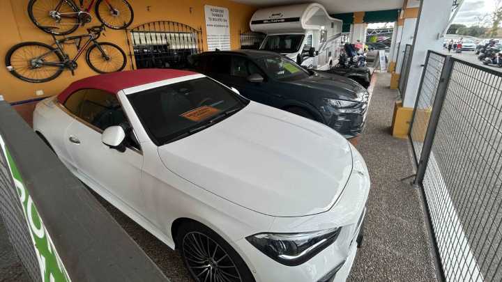 El Paisano vuelve a sorprender: un apartamento, un Mercedes y un Cupra en su espectacular cesta de Navidad