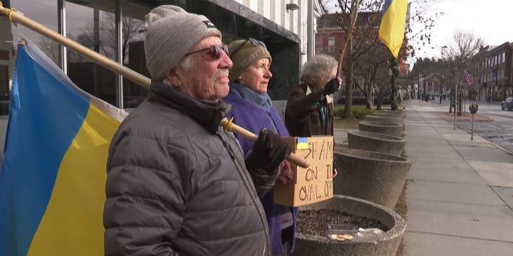 Vermont protesters maintain Ukraine solidarity vigil on Thanksgiving