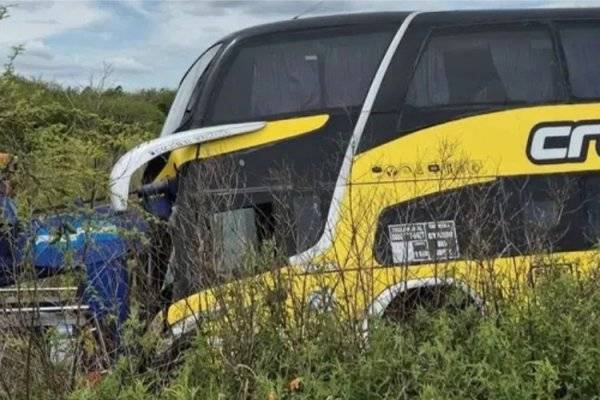 Accidente: Una grúa qué transportaba un colectivo terminó en la banquina de la Ruta 14