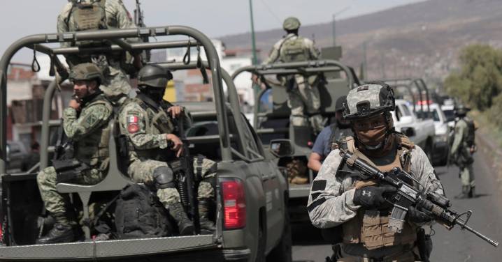 Arrestan a 4 personas con artefactos explosivos “improvisados” en Michoacán