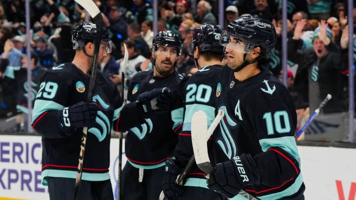 Daccord makes 29 saves, Kraken defeat Blackhawks