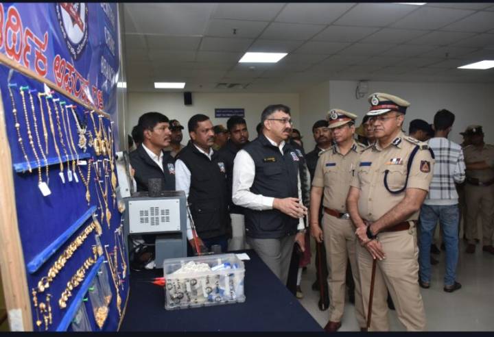 Two arrested by CCB’s EOW officials for running fraudulent 0% interest gold loan scheme in city & recovered gold and silver ornaments worth Rs.1.8 Crore