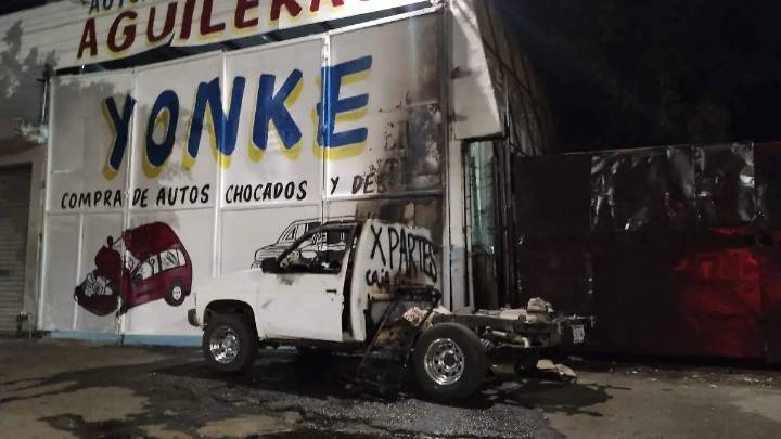 Seguridad en Irapuato: arde camioneta afuera de yonke en avenida Insurgentes