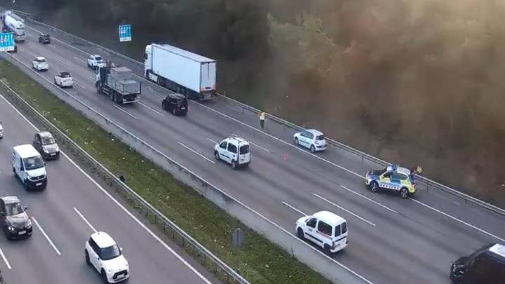 Un accidente con un camión implicado bloquea la AP-7 en ambos sentidos en Barberà del Vallès