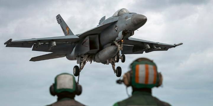 El USS Gerald R. Ford realizó maniobras de vuelo a bordo mientras se acerca al Caribe y las costas de Venezuela