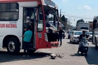 Choque de autobuses deja lesionados en Toluca; uno se pasó el alto
