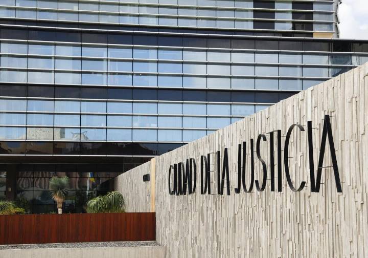 Rompe una ventana y roba 2.400 euros en el Club de Mayores El Doctoral: piden seis años de prisión