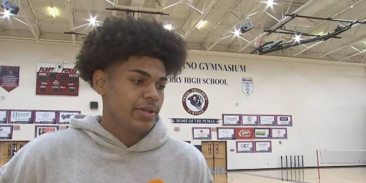 Freshman Koa Peat leads No. 13 Arizona to win over defending champion, No. 3 Florida