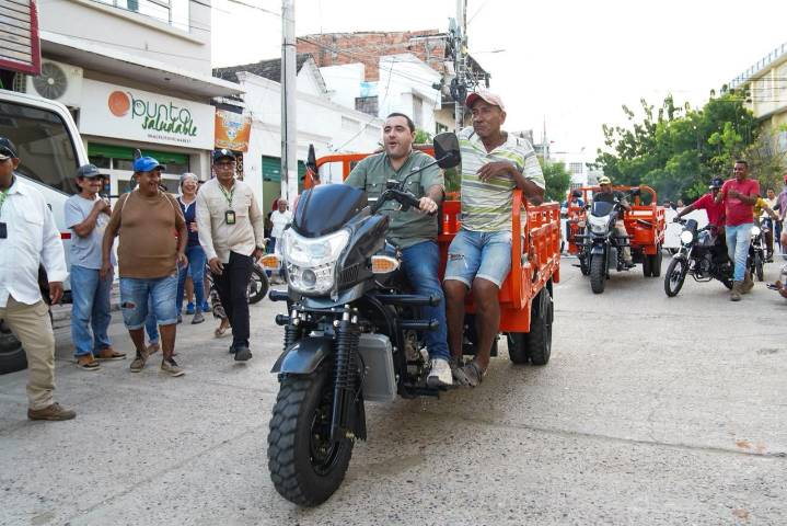Entrega de motocarros a coteros de Magangué, es un acto de dignificación y reconstrucción económica: Gobernador Arana