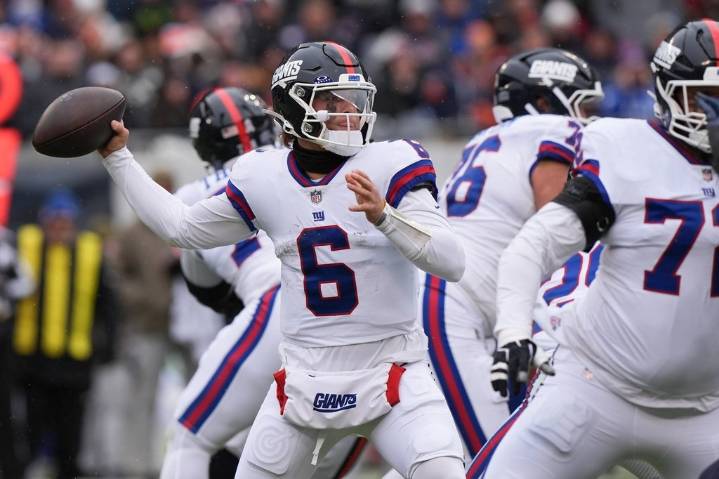 Giants QB Jaxson Dart leaves after taking hard hit against the Bears