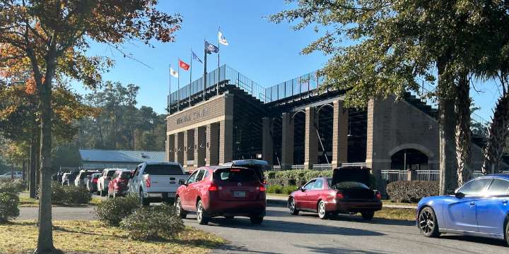 1,000 food boxes given away to help those not receiving SNAP benefits, unpaid government employees