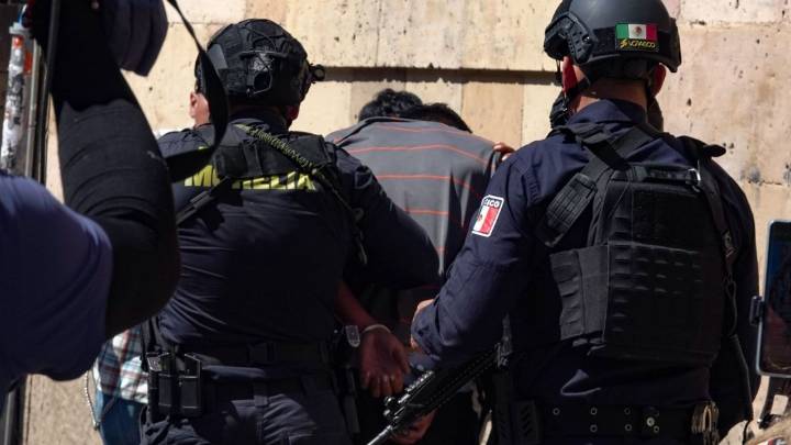 Detienen a 7 policías municipales de Uruapan por caso de Carlos Manzo