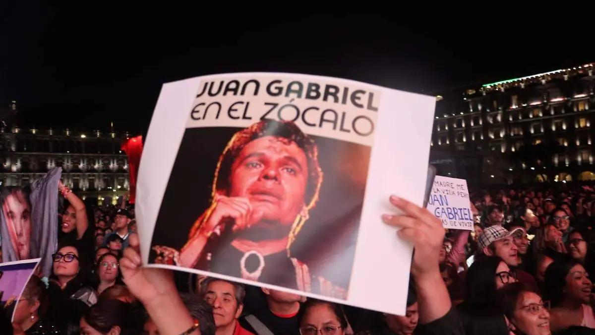 Miles refrendan su “Amor eterno” a Juan Gabriel en el Zócalo