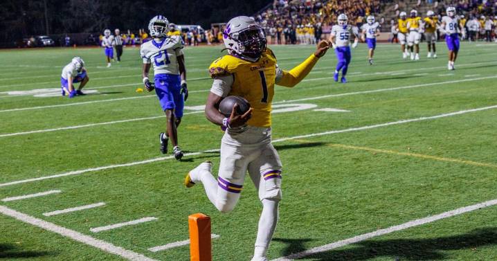 A dual-threat QB’s six TDs advance Edna Karr over Jesuit and into the quarterfinals