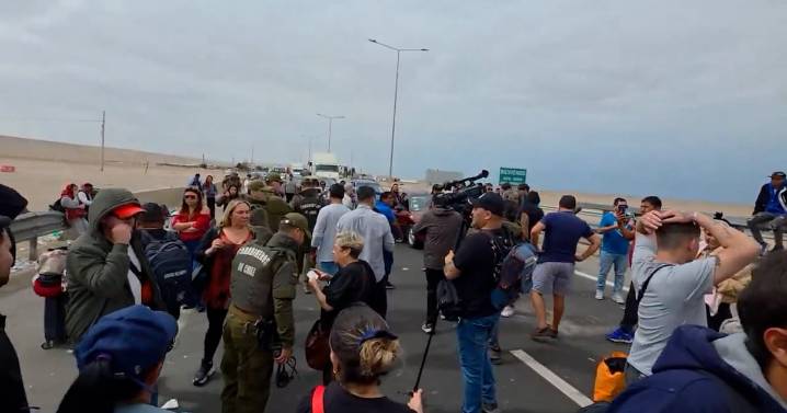 Tensión en la frontera con Perú: las dramáticas imágenes de migrantes que buscan salir de Chile