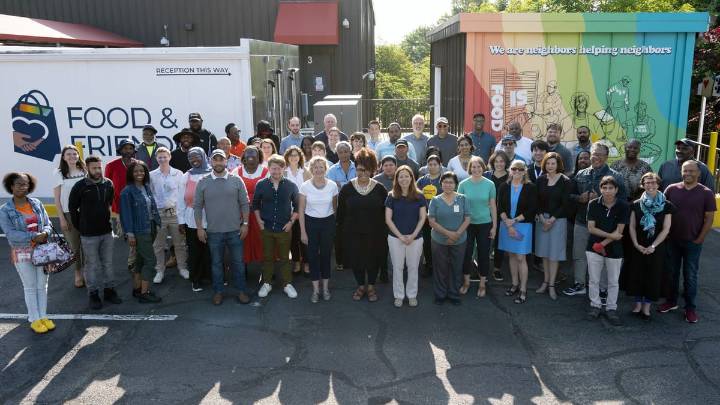 Voluntarios preparan 4,600 cenas de Acción de Gracias para vecinos necesitados