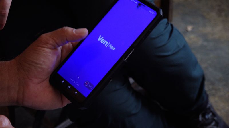 Ante el temor a los intentos de EE.UU. por sacarlo del poder, Maduro insta a los venezolanos a espiarse a través de VenApp