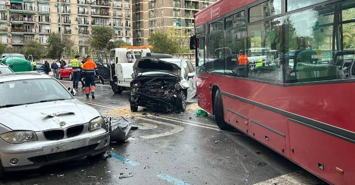 Una mujer queda atrapada bajo un autobús tras un accidente múltiple en Granada