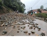 Intensas lluvias generan cascada sobre la carretera en el municipio de Ricaurte (Nariño): daños y cortes en la vía al mar