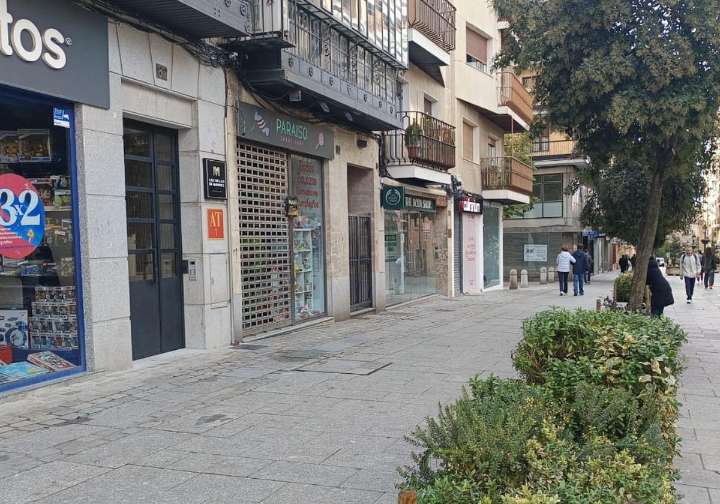La Policía Local de Salamanca desaloja una fiesta en una tienda de golosinas con alcohol y música alta