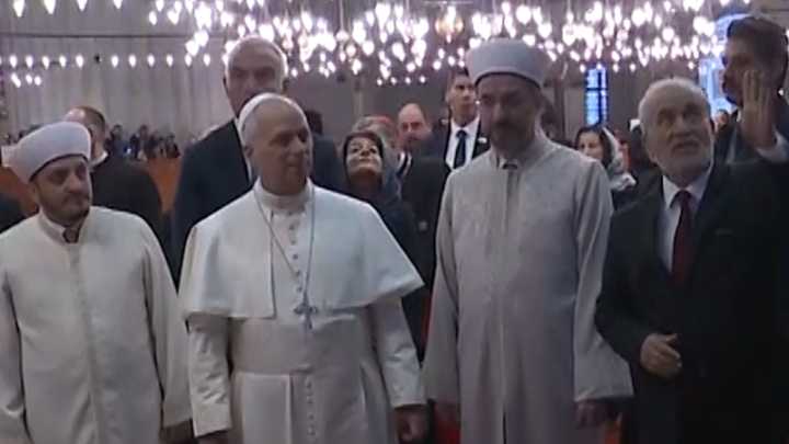 Pope Leo visits Istanbul’s Blue Mosque
